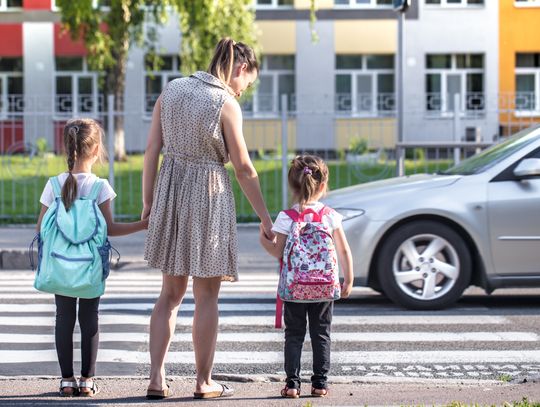 Bezpieczne przejścia – gdzie jeszcze brakuje świateł i progów zwalniających?