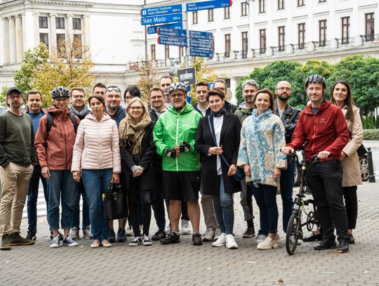 Czym najlepiej poruszać się po mieście? Rower z najwyższą punktacją, a samochód elektryczny najszybszy w warszawskiej edycji Wielkiego Testu Mobilności Miejskiej 2023