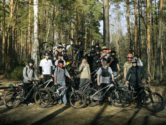 Młodzi rowerzyści z Choszczówki walczą o swoje trasy. Powstała petycja o legalizację spotu MTB