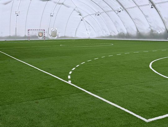 Nowe boisko pod balonem już gotowe! Uczniowie SP 110 zagrają niezależnie od pogody!