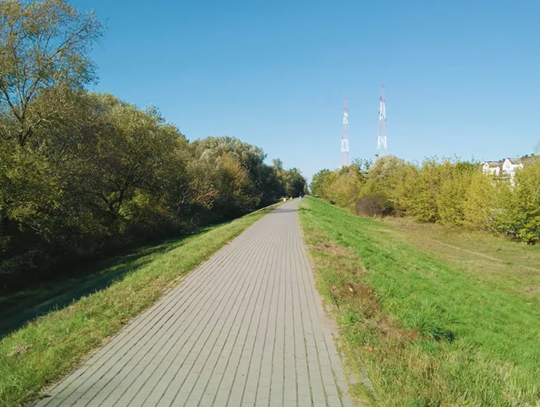 Pędzą między pieszymi. Wał na Tarchominie zamienia się w tor wyścigowy?