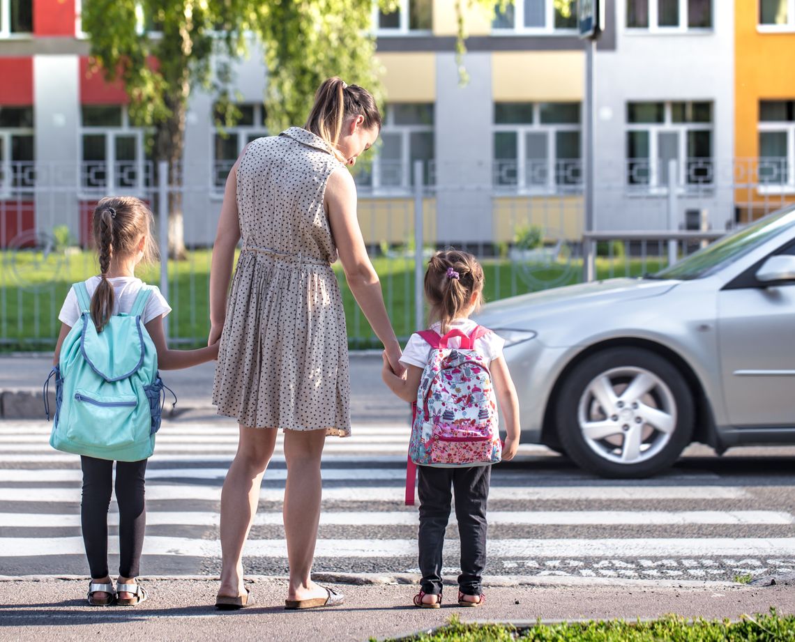 Bezpieczne przejścia – gdzie jeszcze brakuje świateł i progów zwalniających?