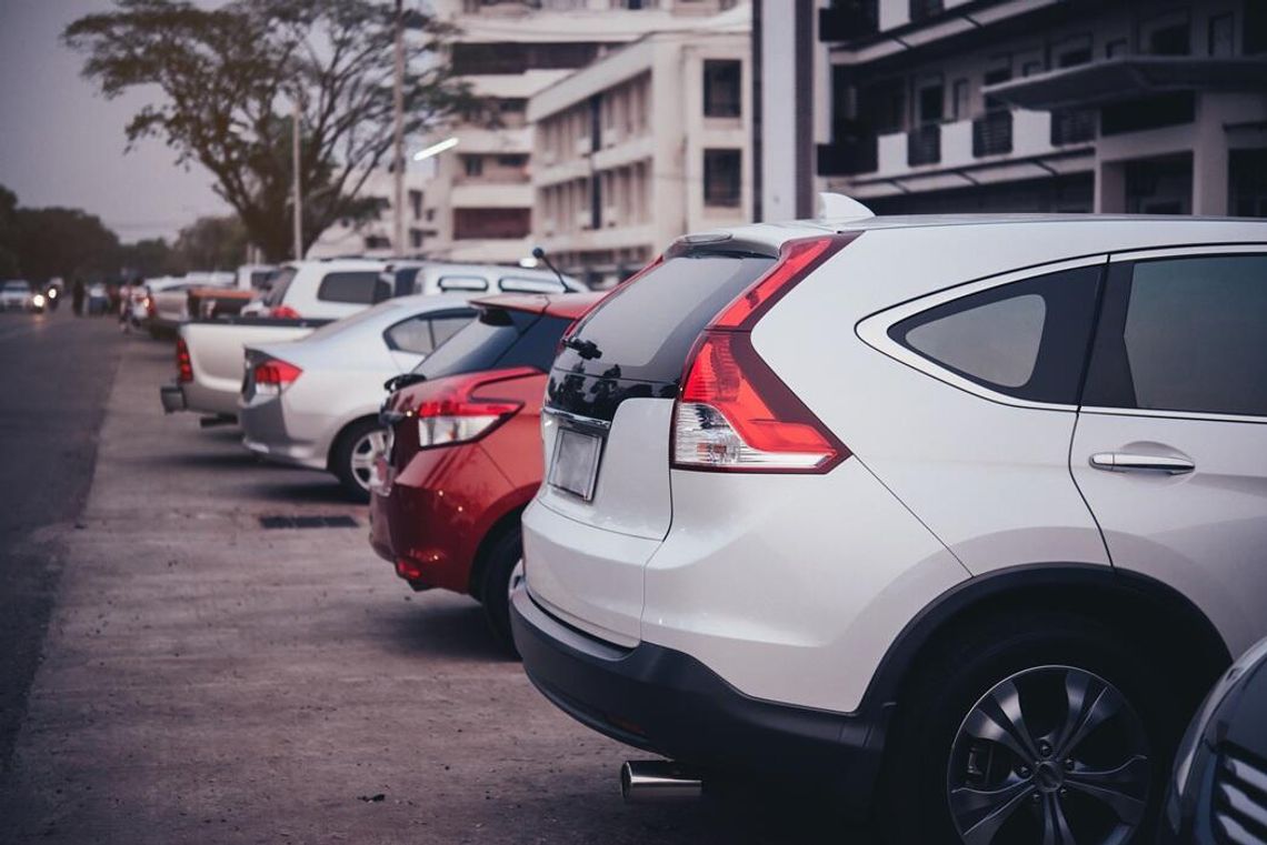Kontrole na Odkrytej. Straż miejska i policja biorą pod lupę parkowanie Kontrole na Odkrytej. Straż miejska i policja biorą pod lupę parkowanie