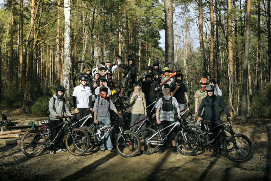 Młodzi rowerzyści z Choszczówki walczą o swoje trasy. Powstała petycja o legalizację spotu MTB
