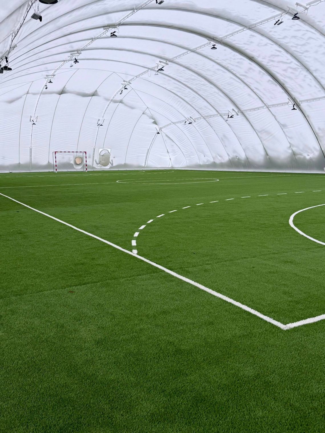 Nowe boisko pod balonem już gotowe! Uczniowie SP 110 zagrają niezależnie od pogody!