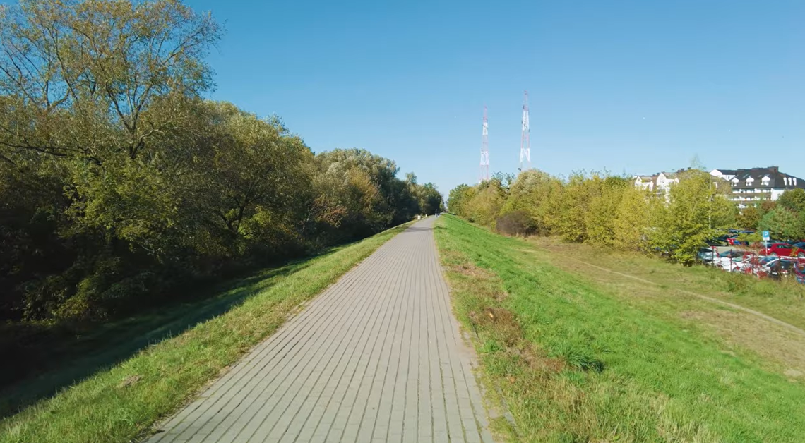 Pędzą między pieszymi. Wał na Tarchominie zamienia się w tor wyścigowy? Pędzą między pieszymi. Wał na Tarchominie zamienia się w tor wyścigowy?