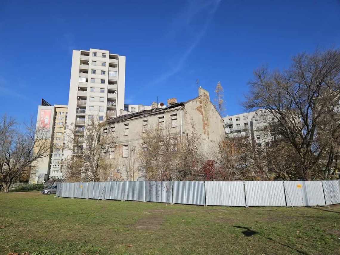 Rozbiórka przy Modlińskiej 42. Budynek znika z mapy dzielnicy Rozbiórka przy Modlińskiej 42. Budynek znika z mapy dzielnicy