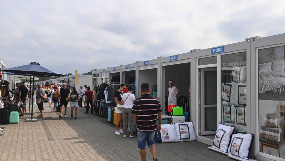 Tak obecnie wygląda Tymczasowe Miasteczko Handlowe Marywilska 44