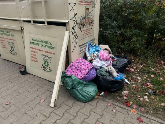 Ludzie traktują pojemniki na odzież używaną jak śmietniki