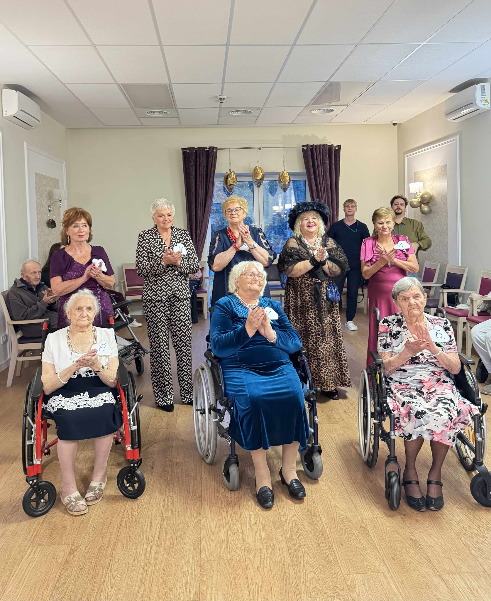 W Rezydencji Dąbrówka odbyły się Wybory Miss Seniorek Białołęki 2025. Wydarzenie pełne radości, wdzięku i pozytywnej energii udowodniło, że piękno i pasja nie mają wieku.