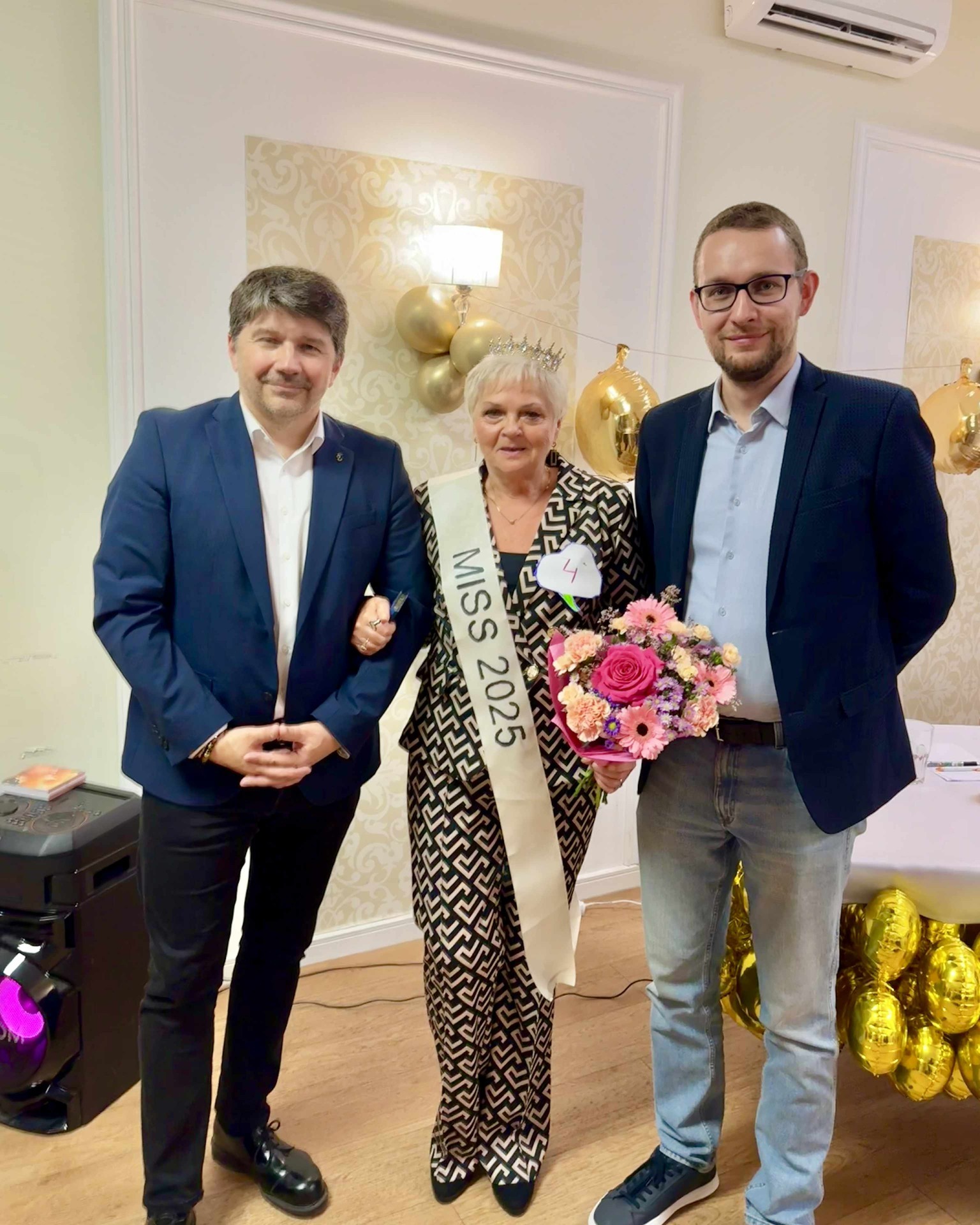 W Rezydencji Dąbrówka odbyły się Wybory Miss Seniorek Białołęki 2025. Wydarzenie pełne radości, wdzięku i pozytywnej energii udowodniło, że piękno i pasja nie mają wieku.