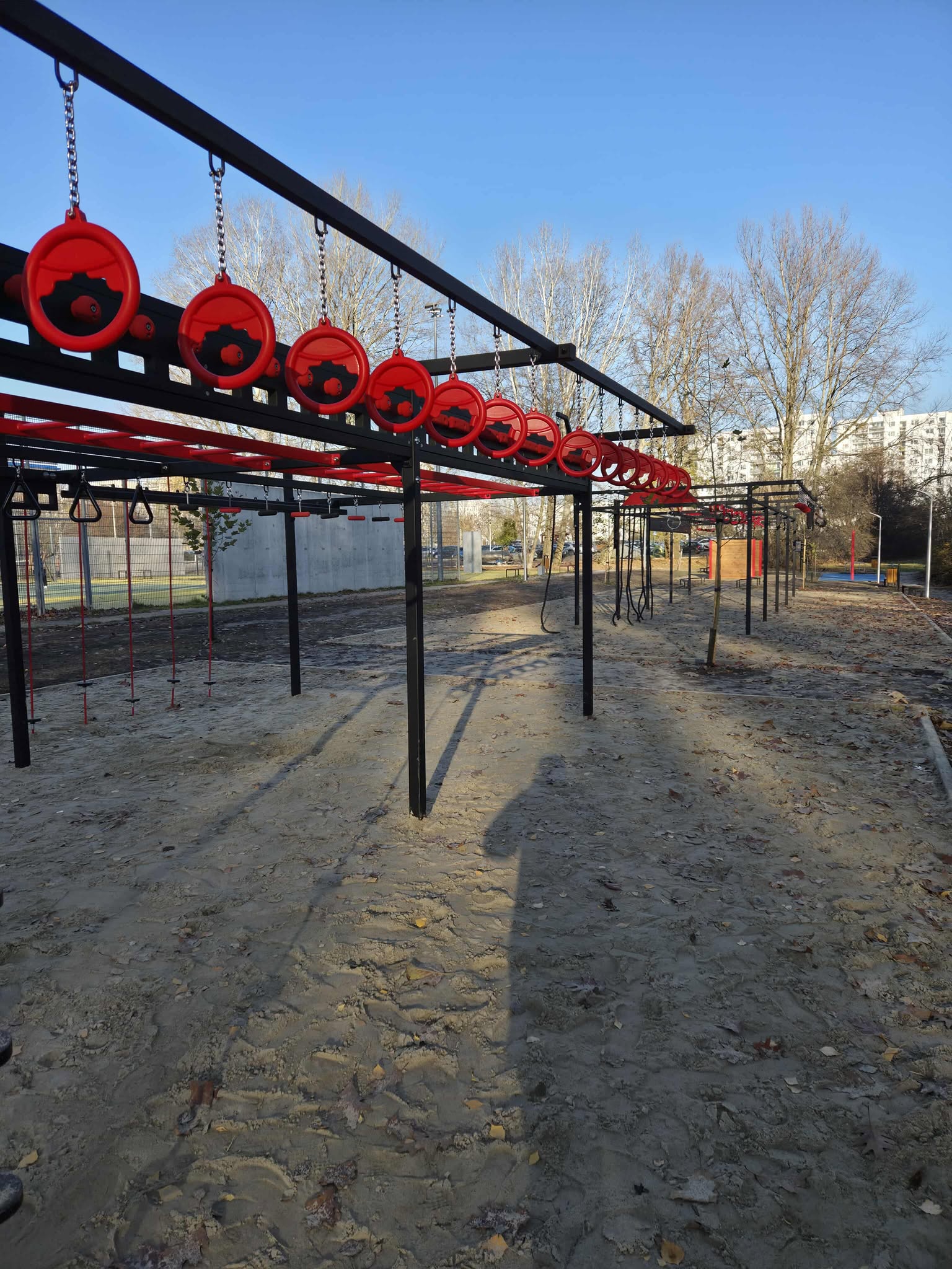 Ninja Park w Parku Picassa został oficjalnie udostępniony mieszkańcom! To nowoczesna, wielofunkcyjna strefa, która łączy sport, rekreację i zabawę.