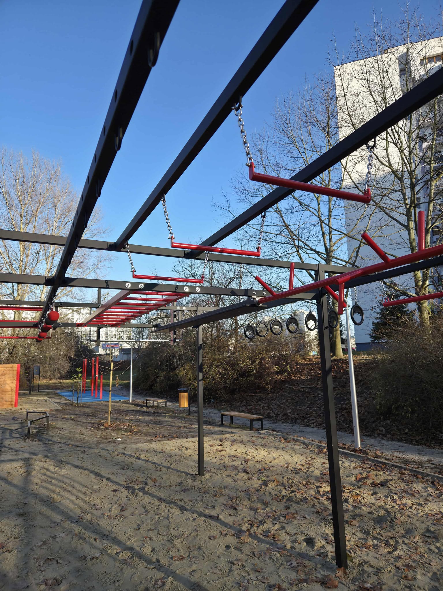 Ninja Park w Parku Picassa został oficjalnie udostępniony mieszkańcom! To nowoczesna, wielofunkcyjna strefa, która łączy sport, rekreację i zabawę.