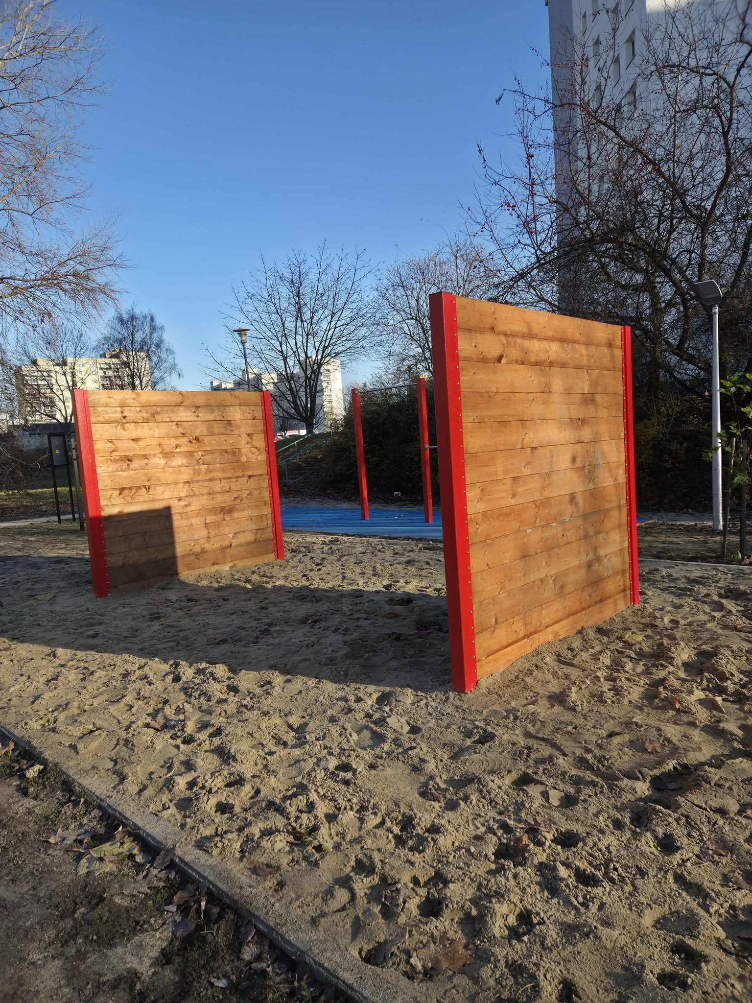 Ninja Park w Parku Picassa został oficjalnie udostępniony mieszkańcom! To nowoczesna, wielofunkcyjna strefa, która łączy sport, rekreację i zabawę.