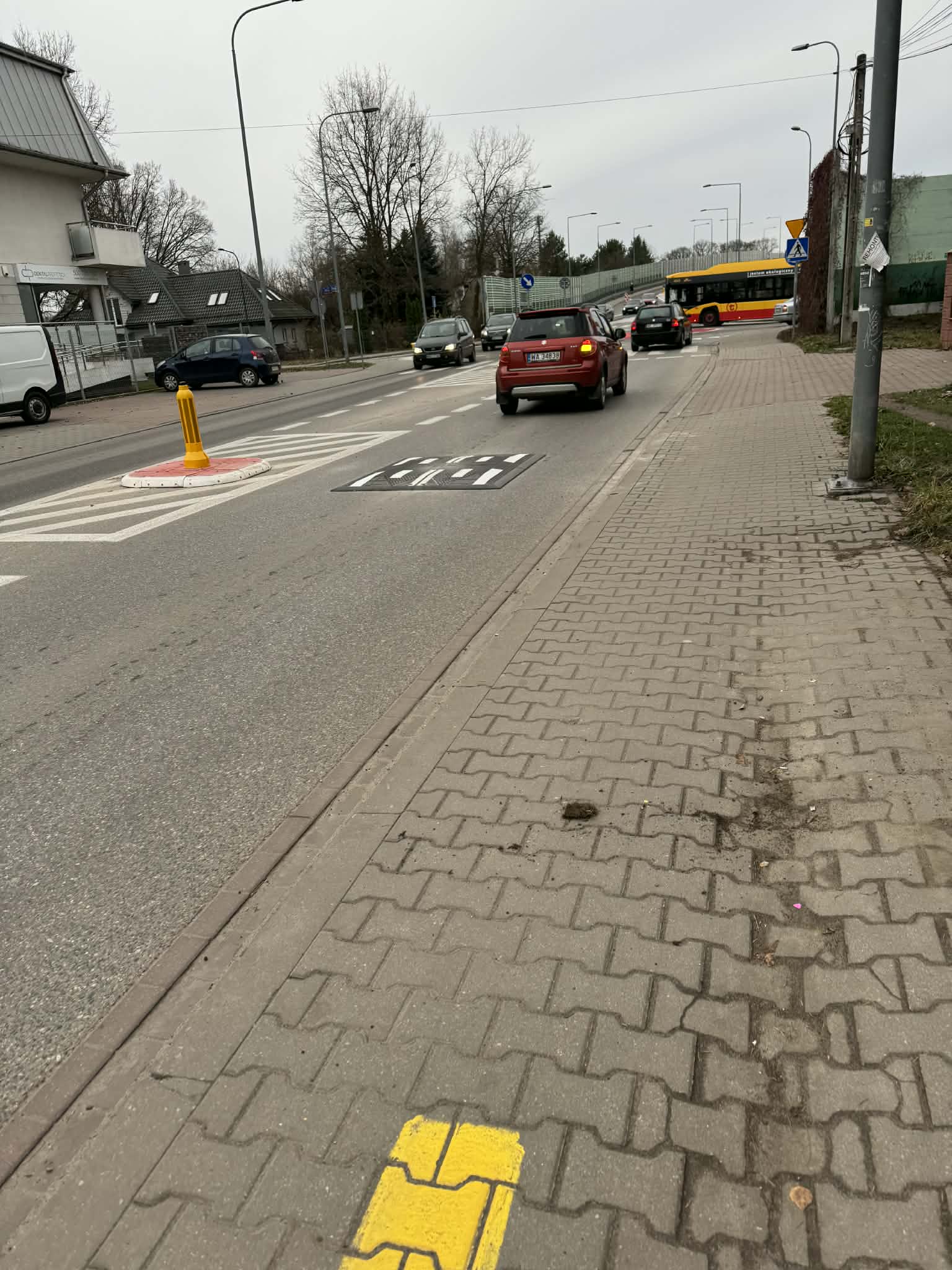 Na skrzyżowaniu ul. Bohaterów z ulicami Czołowa i Messal powstało rondo. To odpowiedź na problemy, jakie od lat zgłaszali mieszkańcy korzystający z tego szerokiego skrzyżowania pozbawionego sygnalizacji świetlnej, wyposażonego w cztery przejścia dla pieszych i wloty o dużej przepustowości.