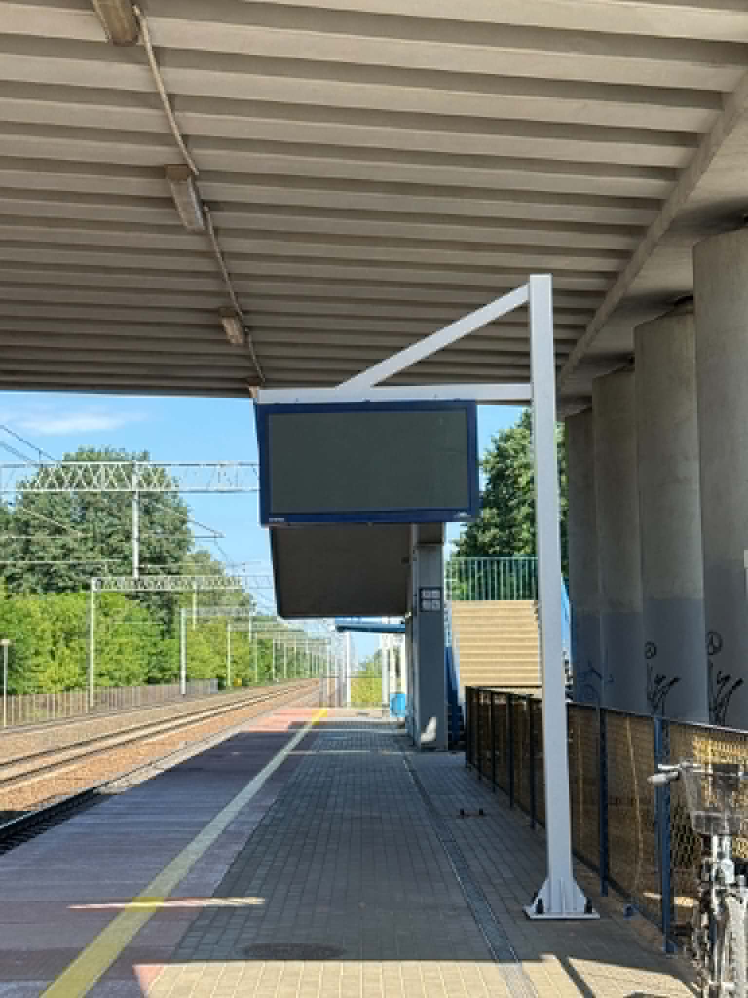 Na stacji kolejowej PKP Płudy trwa montaż nowoczesnego Systemu Dynamicznej Informacji Pasażerskiej. Na peronach pojawiają się elektroniczne tablice, które będą wyświetlały aktualne informacje o odjazdach i przyjazdach pociągów.